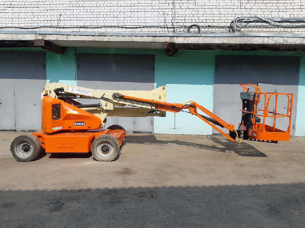 электрический коленчатый подъемник JLG E450AJ 16м на объекте в Липецке