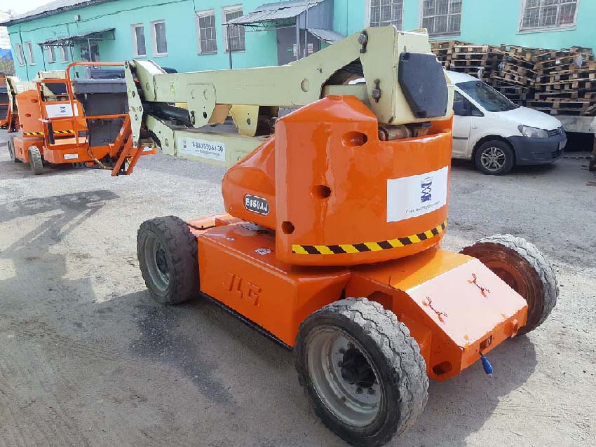 электрический коленчатый подъемник JLG E450AJ 16м на объекте в Липецке