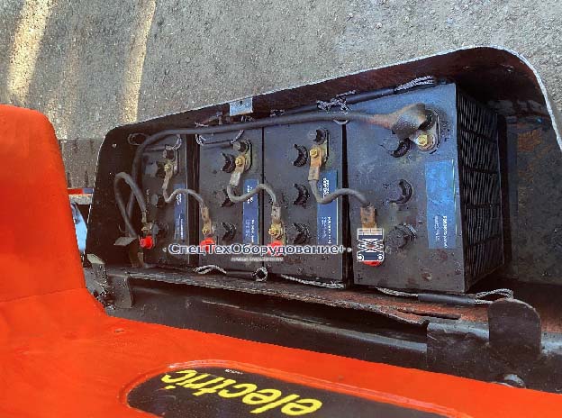 JLG 45E отсек с аккумуляторами